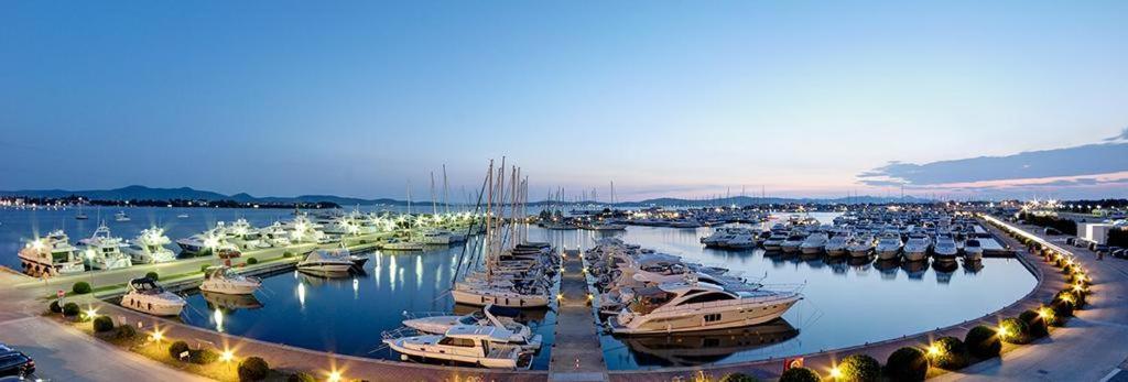 Apartments Emanuela ซูโกชัน ภายนอก รูปภาพ